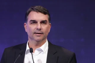 Busca por armas na casa de Bolsonaro causa constrangimento, diz Flávio