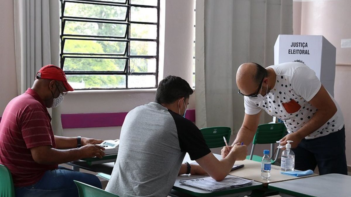 Voluntários são maioria entre mesários do Paraná nas eleições 2026