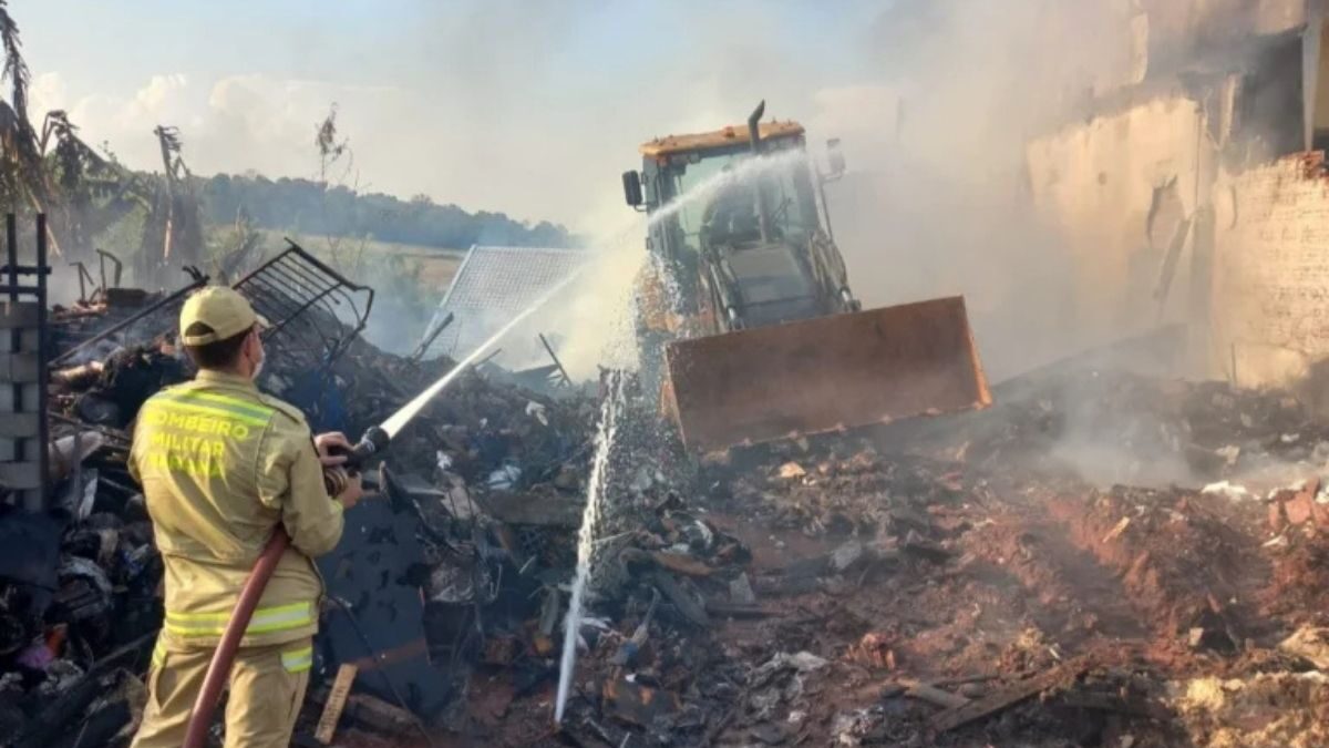 Casa de idosos pega fogo e é destruída em Sarandi