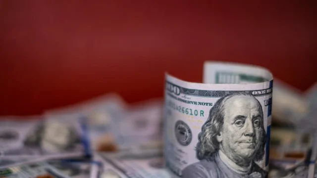 Dólar sobe e bolsa cai pela 11ª vez seguida em meio a medo global