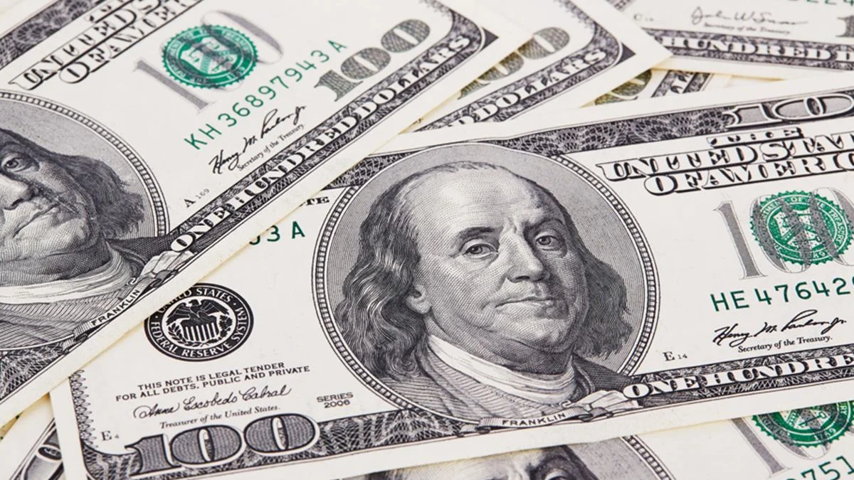 Dólar ultrapassa R$ 5,20 com reação a tarifas e eleições; Bolsa cai