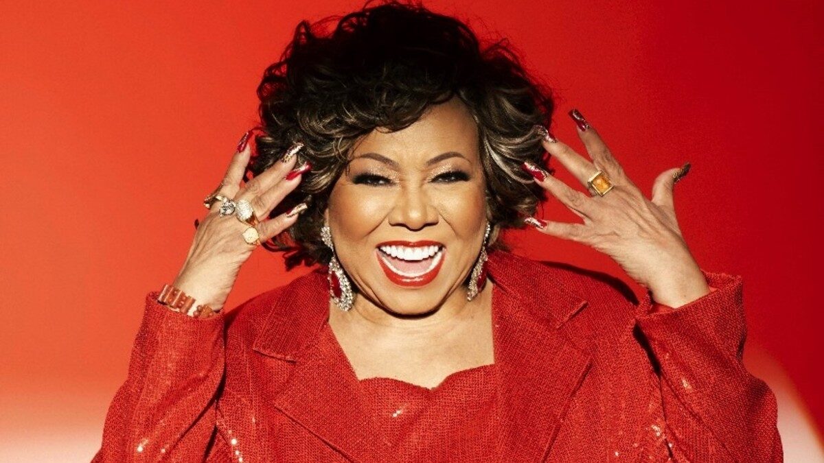 Alcione faz show em Curitiba com repertório variado e regravação inédita