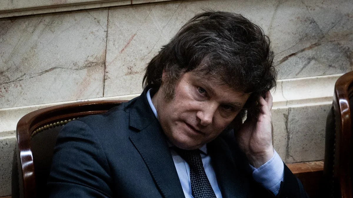 Milei se afasta de ex-assessor preso e acusa Lula sem provas