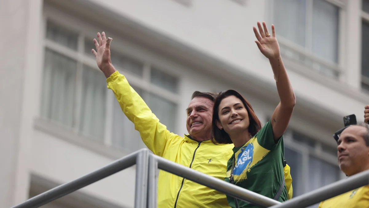 Bolsonaro pede ao STF permissão para familiares ficarem em casa durante campanha de Michelle