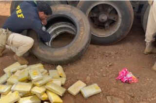 Motorista preso com 100 kg de cocaína escondida na BR-277 em Cascavel