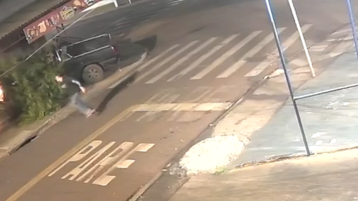 Fuga e resgate após caminhonete atingir comércio em Cascavel