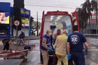 Homem em situação de rua é ferido com caco de cerâmica em ponto de ônibus em Cascavel