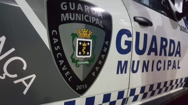 Menino é deixado sozinho em carro de aplicativo em Cascavel