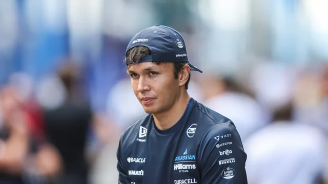 Albon confirma permanência na Williams para 2027