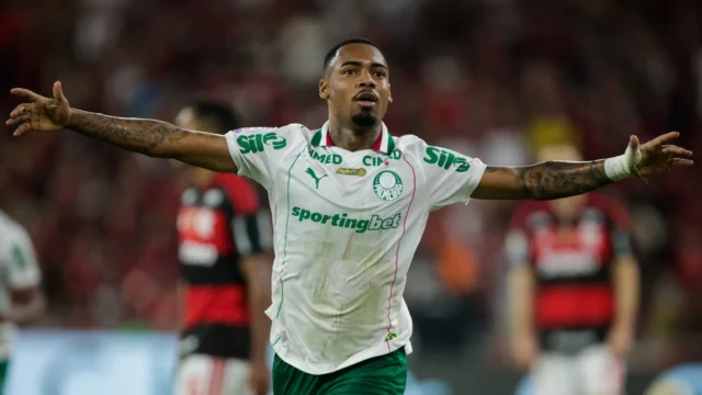 Manchester City começa negociações com Palmeiras após acordo com Allan