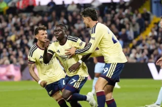 Saka garante vitória do Arsenal sobre Aston Villa na Premier League
