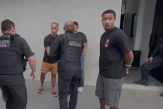 Polícia leva jogador DVD para depor após buscas no Vasco