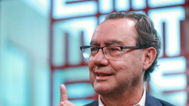 Cury avança nas pesquisas e alcança terceiro lugar com apoio digital