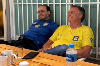 Carlos Bolsonaro se emociona ao rever o pai e diz que o dia foi especial