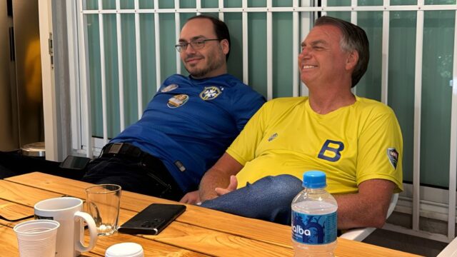 Carlos Bolsonaro se emociona ao visitar o pai e diz que ganhou o dia
