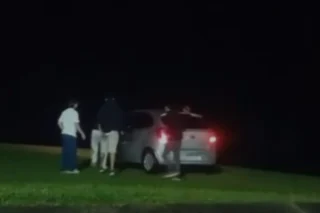 Carro cai de morro de 15 metros no Rio Grande do Sul; motorista sobrevive