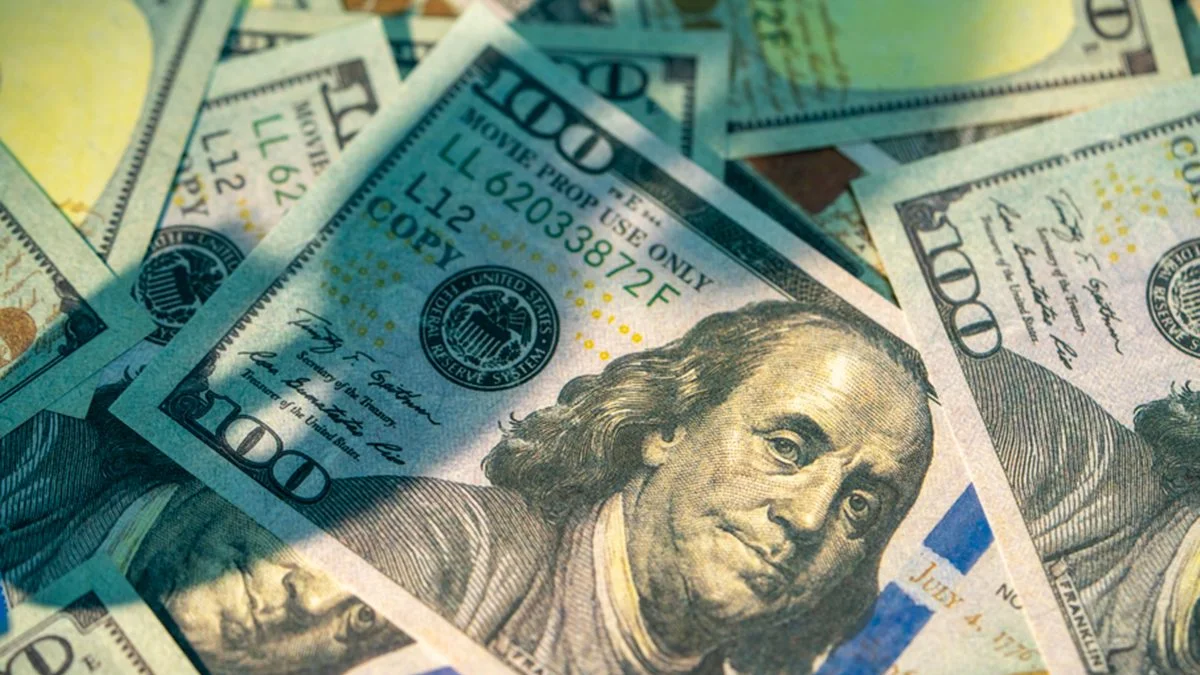 Dólar cai e Bolsa oscila após dados fracos do PIB