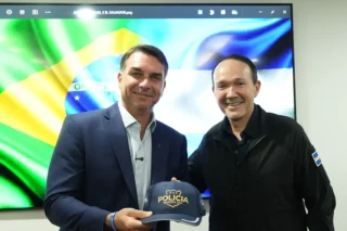 Flávio Bolsonaro defende aumento de presídios após encontro com ministro salvadorenho