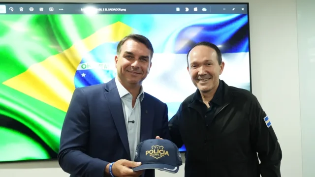 Flávio Bolsonaro defende aumento de presídios após encontro com ministro salvadorenho