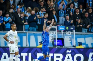 Grêmio vira o jogo e afunda Chapecoense na lanterna do Brasileirão
