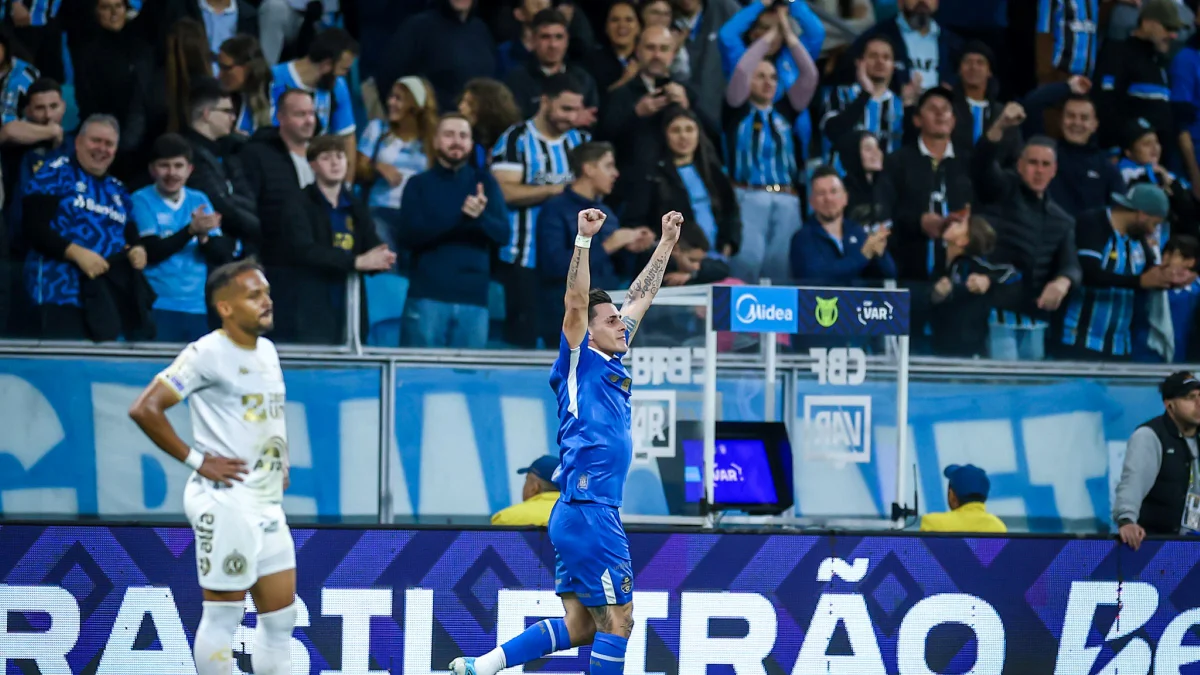 Grêmio vira o jogo e afunda Chapecoense na lanterna do Brasileirão