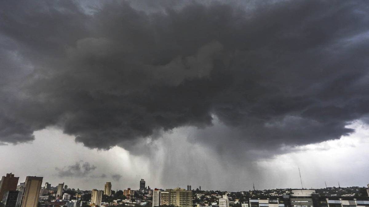 Chuva forte e granizo atingem Curitiba neste domingo