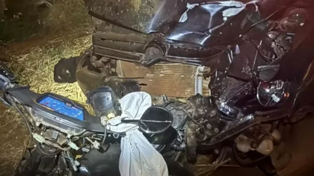 Colisão entre carro e ciclomotor mata dois jovens em Goiás