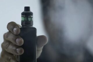 Paraná pode proibir uso de cigarro eletrônico em locais fechados com multas para quem descumprir