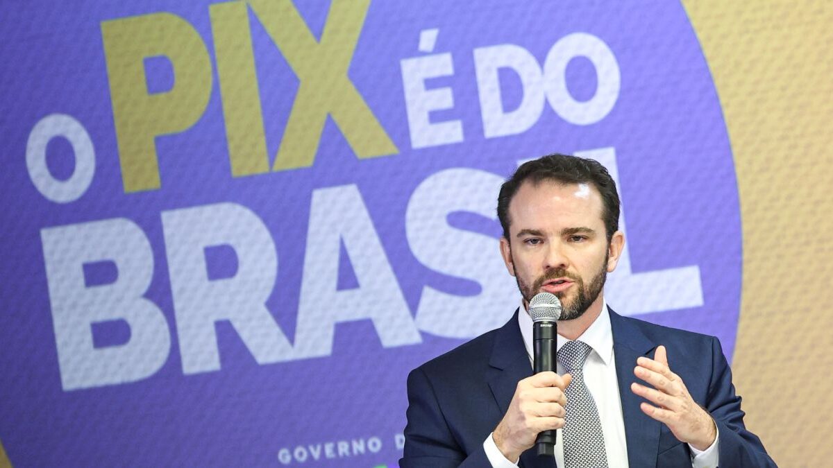 Flávio Bolsonaro denúncia ministro da Fazenda no TSE por campanha a Lula