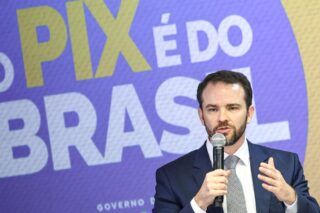 Flávio Bolsonaro denuncia ministro da Fazenda no TSE por campanha a Lula