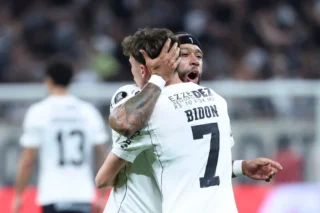 Memphis Depay faz assistência ao voltar a jogar pelo Corinthians