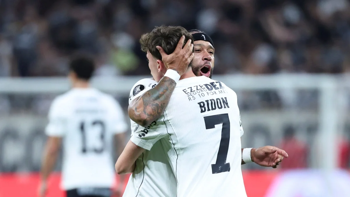 Memphis Depay faz assistência ao voltar a jogar pelo Corinthians