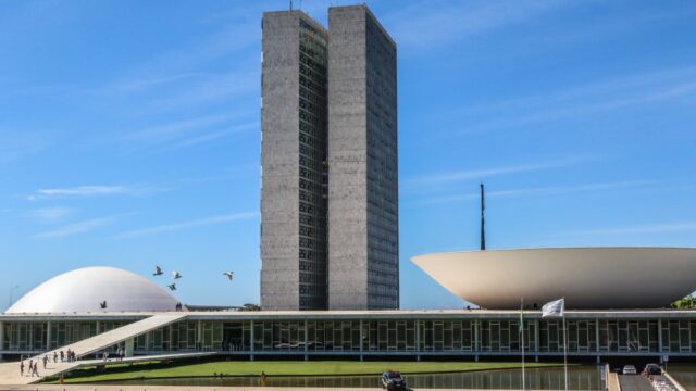 Deputados do Paraná têm alta procura por reeleição em 2026