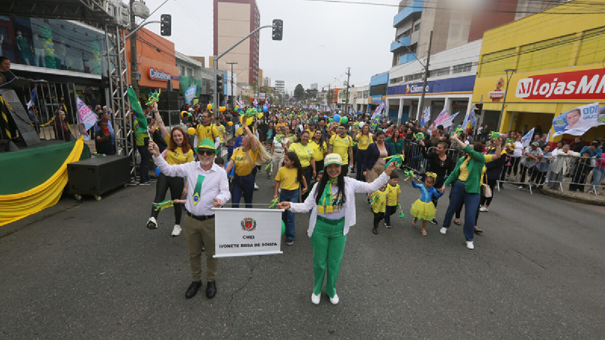 Desfile reúne milhares no Pinheirinho para abrir Semana da Pátria