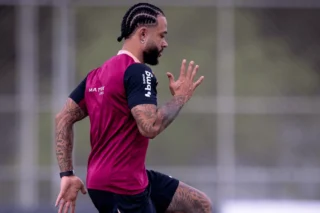 Depay retoma treinamentos no Corinthians após renovar contrato