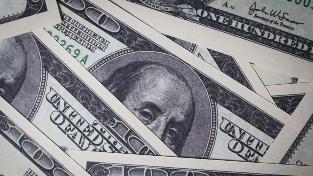 Dólar cai com petróleo estável em torno de US$ 94 por barril