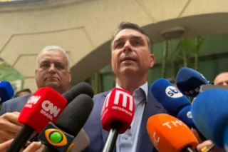 Flávio Bolsonaro propõe alternativa à PEC que acaba com escala 6×1