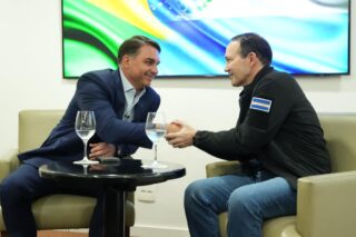 Flávio Bolsonaro defende mais prisões em reunião com ministro de El Salvador