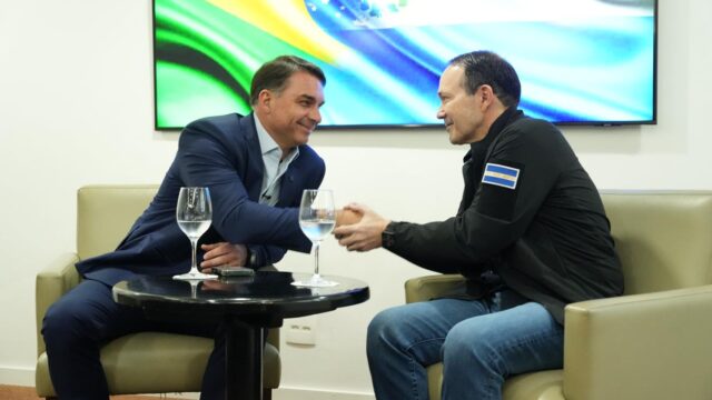 Flávio Bolsonaro defende mais prisões em reunião com ministro de El Salvador