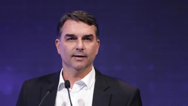 Flávio Bolsonaro garante que EUA não vão intervir no Brasil