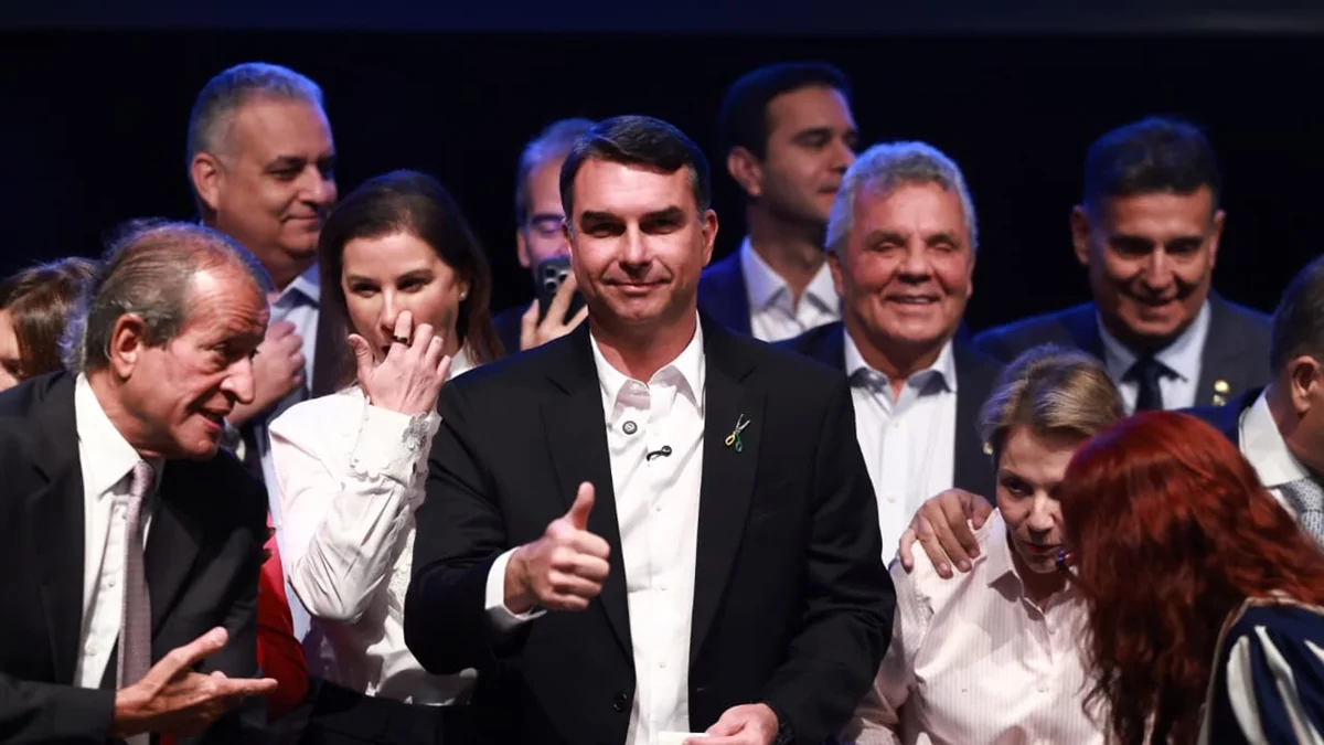 Plano de Flávio Bolsonaro para mudar o STF