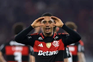 Samuel Lino responde provocações após Flamengo avançar na Libertadores