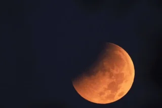 Eclipse lunar parcial visto no Brasil