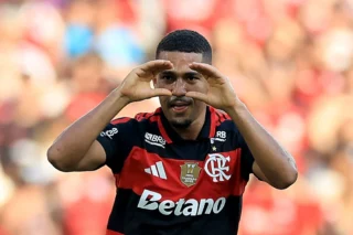Flamengo vence o Botafogo e mantém a segunda posição no Brasileirão