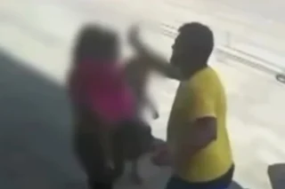 Homem é visto agredindo mulher e criança em João Pessoa