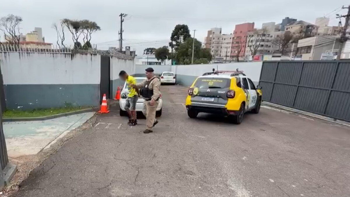 Homem com tornozeleira eletrônica é preso por racismo em jogo de futebol amador em Curitiba