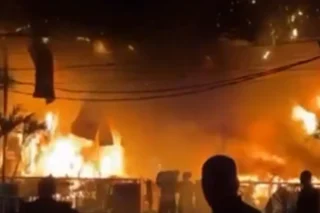 Fogo atinge bar na Barra da Tijuca, Rio de Janeiro