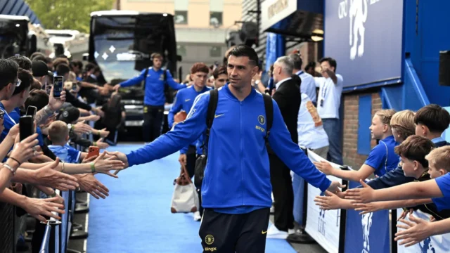 Dibu Martínez estreia no Chelsea contra Brighton