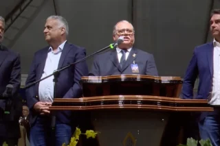 Lira se encontra com Flávio Bolsonaro em culto à noite em Alagoas