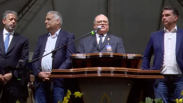 Lira se encontra com Flávio Bolsonaro em culto à noite em Alagoas